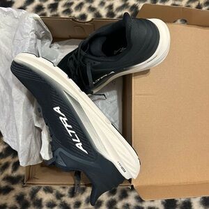 Brand New Women’s Torin 8